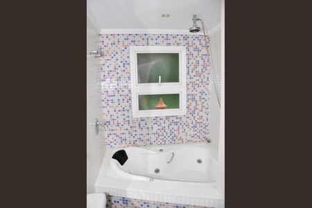 Casa de condomínio à venda com 420m², 4 quartos e 2 vagas Casa de condomínio à venda com 420m², 4 quartos e 2 vagasDetalhe - Suíte