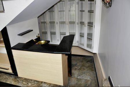 Casa de condomínio à venda com 420m², 4 quartos e 2 vagas Casa de condomínio à venda com 420m², 4 quartos e 2 vagasDetalhe - Bar na Sala