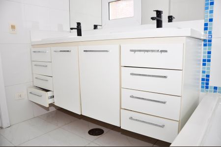 Casa de condomínio à venda com 420m², 4 quartos e 2 vagas Casa de condomínio à venda com 420m², 4 quartos e 2 vagasDetalhe - Suíte