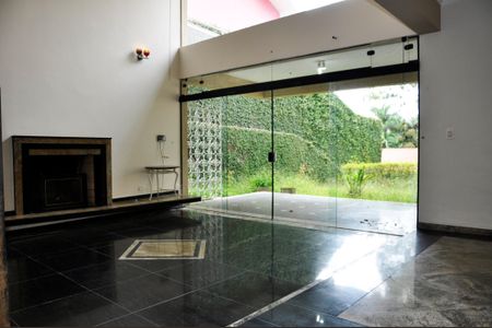 Casa de condomínio à venda com 420m², 4 quartos e 2 vagas Casa de condomínio à venda com 420m², 4 quartos e 2 vagasDetalhe - Sala