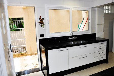 Casa de condomínio à venda com 420m², 4 quartos e 2 vagas Casa de condomínio à venda com 420m², 4 quartos e 2 vagasDetalhe - Cozinha