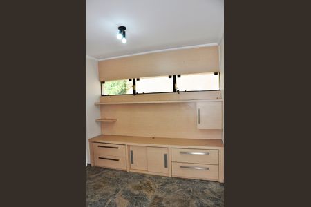 Casa de condomínio à venda com 420m², 4 quartos e 2 vagas Casa de condomínio à venda com 420m², 4 quartos e 2 vagasDetalhe - Sala de TV