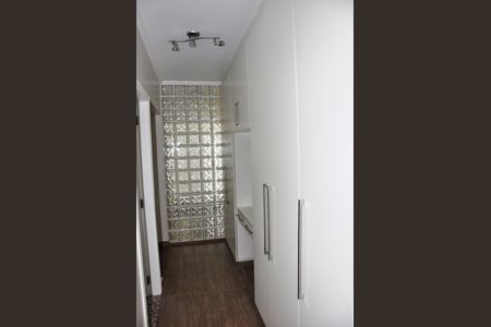 Casa de condomínio à venda com 420m², 4 quartos e 2 vagas Casa de condomínio à venda com 420m², 4 quartos e 2 vagasDetalhe - Corredor