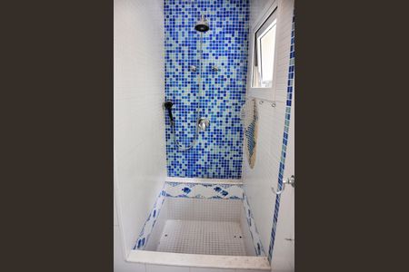 Casa de condomínio à venda com 420m², 4 quartos e 2 vagas Casa de condomínio à venda com 420m², 4 quartos e 2 vagasDetalhe - Suíte