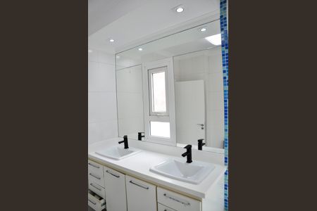 Casa de condomínio à venda com 420m², 4 quartos e 2 vagas Casa de condomínio à venda com 420m², 4 quartos e 2 vagasDetalhe - Suíte