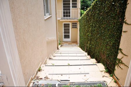 Casa de condomínio à venda com 420m², 4 quartos e 2 vagas Casa de condomínio à venda com 420m², 4 quartos e 2 vagasDetalhe - Corredor Externo