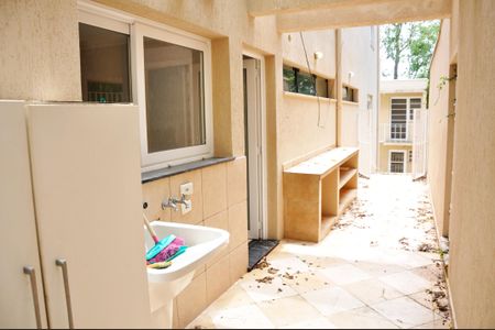 Casa de condomínio à venda com 420m², 4 quartos e 2 vagas Casa de condomínio à venda com 420m², 4 quartos e 2 vagasDetalhe - Área de Serviço