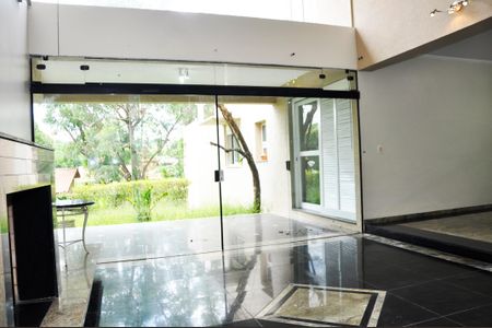 Casa de condomínio à venda com 420m², 4 quartos e 2 vagas Casa de condomínio à venda com 420m², 4 quartos e 2 vagasDetalhe - Sala