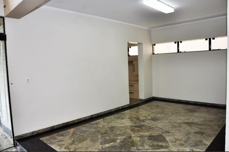 Casa de condomínio à venda com 420m², 4 quartos e 2 vagas Casa de condomínio à venda com 420m², 4 quartos e 2 vagasDetalhe - Sala