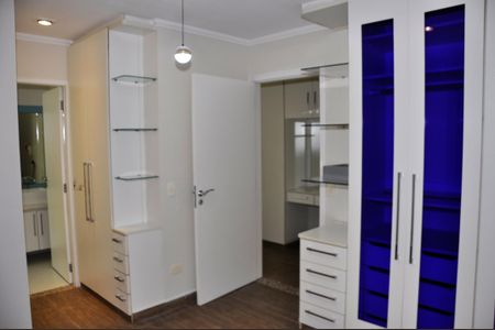 Casa de condomínio à venda com 420m², 4 quartos e 2 vagas Casa de condomínio à venda com 420m², 4 quartos e 2 vagasDetalhe - Quarto 02 com Suíte