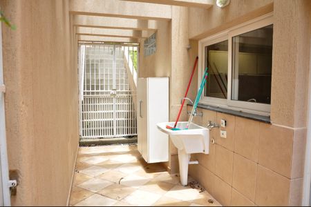 Casa de condomínio à venda com 420m², 4 quartos e 2 vagas Casa de condomínio à venda com 420m², 4 quartos e 2 vagasDetalhe - Área de Serviço