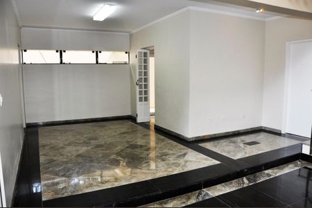 Casa de condomínio à venda com 420m², 4 quartos e 2 vagas Casa de condomínio à venda com 420m², 4 quartos e 2 vagasDetalhe - Sala
