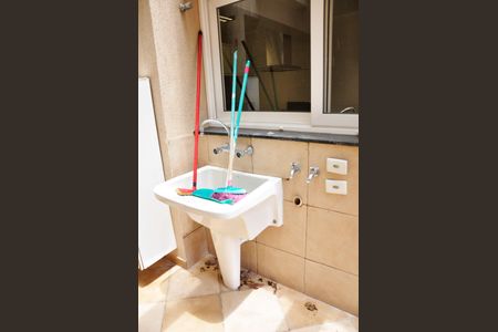 Casa de condomínio à venda com 420m², 4 quartos e 2 vagas Casa de condomínio à venda com 420m², 4 quartos e 2 vagasDetalhe - Área de Serviço