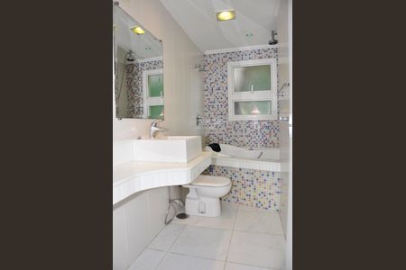 Casa de condomínio à venda com 420m², 4 quartos e 2 vagas Casa de condomínio à venda com 420m², 4 quartos e 2 vagasDetalhe - Suíte