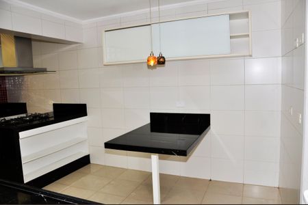 Casa de condomínio à venda com 420m², 4 quartos e 2 vagas Casa de condomínio à venda com 420m², 4 quartos e 2 vagasDetalhe - Cozinha