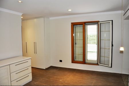 Casa de condomínio à venda com 420m², 4 quartos e 2 vagas Casa de condomínio à venda com 420m², 4 quartos e 2 vagasDetalhe - Quarto 01 com Closet e Suíte