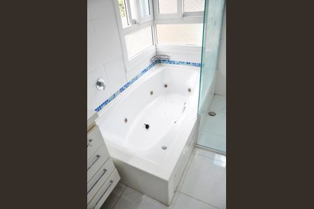 Casa de condomínio à venda com 420m², 4 quartos e 2 vagas Casa de condomínio à venda com 420m², 4 quartos e 2 vagasDetalhe - Suíte