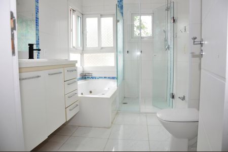 Casa de condomínio à venda com 420m², 4 quartos e 2 vagas Casa de condomínio à venda com 420m², 4 quartos e 2 vagasDetalhe - Suíte