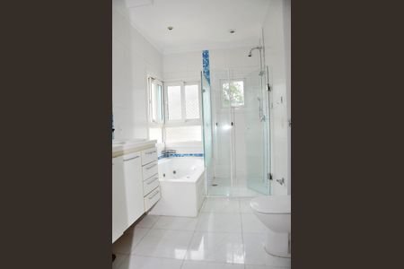 Casa de condomínio à venda com 420m², 4 quartos e 2 vagas Casa de condomínio à venda com 420m², 4 quartos e 2 vagasDetalhe - Suíte