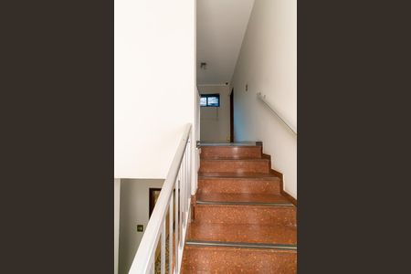 Casa para alugar com 270m², 3 quartos e 2 vagasEscada