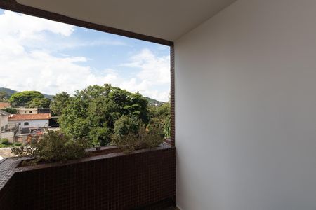 Apartamento à venda com 150m², 4 quartos e 2 vagas Apartamento à venda com 150m², 4 quartos e 2 vagasVaranda