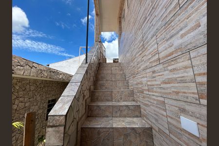 Casa para alugar com 70m², 2 quartos e sem vagaEscada de entrada