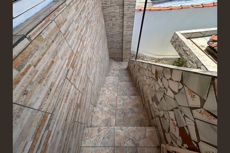 Casa para alugar com 70m², 2 quartos e sem vagaEscada de entrada