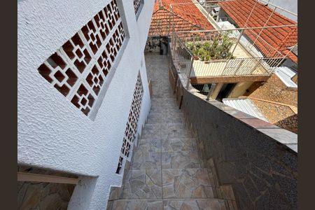 Casa para alugar com 70m², 2 quartos e sem vagaEscada de entrada