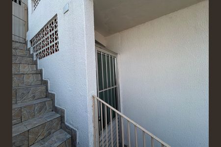 Casa para alugar com 70m², 2 quartos e sem vagaEscada de entrada 