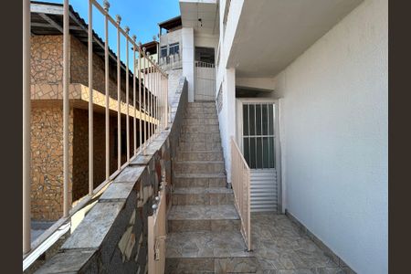 Casa para alugar com 70m², 2 quartos e sem vagaEscada de entrada