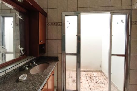 Casa para alugar com 252m², 3 quartos e 4 vagas Casa para alugar com 252m², 3 quartos e 4 vagasBanheiro Suíte