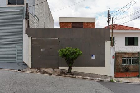 Casa para alugar com 450m², 3 quartos e 5 vagasFachada + plaquinha