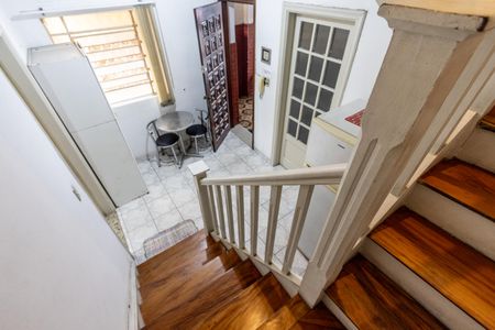 Casa para alugar com 252m², 5 quartos e 3 vagas Casa para alugar com 252m², 5 quartos e 3 vagasEscadas