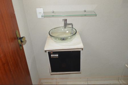 Casa de condomínio para alugar com 70m², 4 quartos e 3 vagasBanheiro de serviço