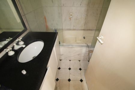 Apartamento à venda com 200m², 3 quartos e 4 vagasBanheiro Social