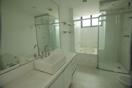 Apartamento à venda com 266m², 5 quartos e 3 vagasBanheiro da Suíte Master