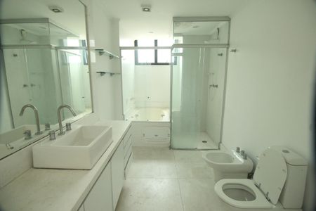 Apartamento à venda com 266m², 5 quartos e 3 vagasBanheiro da Suíte Master