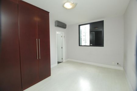 Apartamento à venda com 266m², 5 quartos e 3 vagasSuíte 2