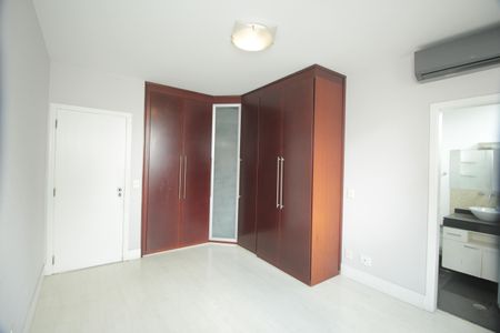 Apartamento à venda com 266m², 5 quartos e 3 vagasSuíte 2