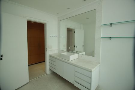 Apartamento à venda com 266m², 5 quartos e 3 vagasBanheiro da Suíte Master