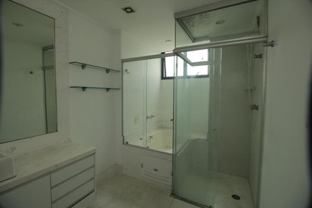 Apartamento à venda com 266m², 5 quartos e 3 vagasBanheiro da Suíte Master