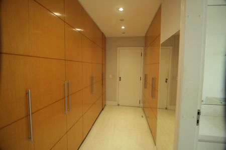 Apartamento à venda com 266m², 5 quartos e 3 vagasCloset