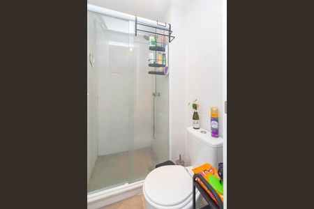 Banheiro  de apartamento para alugar com 1 quarto, 30m² em Azenha, Porto Alegre