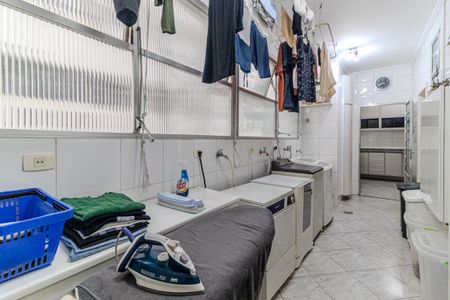 Apartamento à venda com 270m², 4 quartos e 2 vagas Apartamento à venda com 270m², 4 quartos e 2 vagasÁrea de Serviço