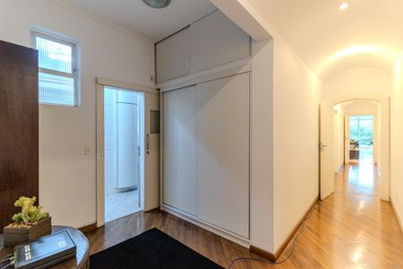 Apartamento à venda com 270m², 4 quartos e 2 vagas Apartamento à venda com 270m², 4 quartos e 2 vagasCorredor