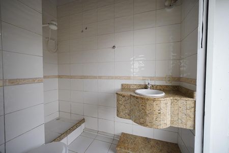 Banheiro da Suíte 1 de casa de condomínio para alugar com 3 quartos, 120m² em Roçado, São José