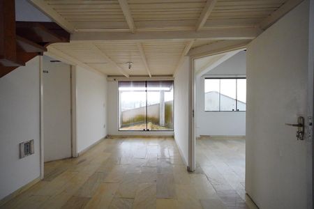 Sala de casa de condomínio para alugar com 3 quartos, 120m² em Roçado, São José