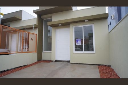Casa à venda com 158m², 2 quartos e 2 vagas Casa à venda com 158m², 2 quartos e 2 vagasGaragem e fachada