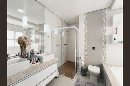 Casa de condomínio à venda com 312m², 3 quartos e 4 vagasBanheiro da Suíte 1