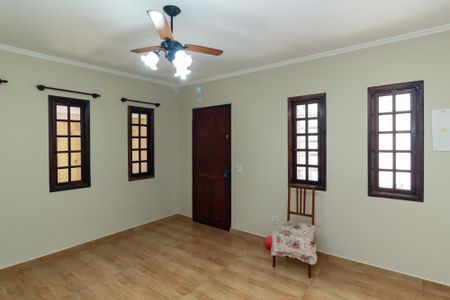 Casa à venda com 102m², 2 quartos e 2 vagasSala